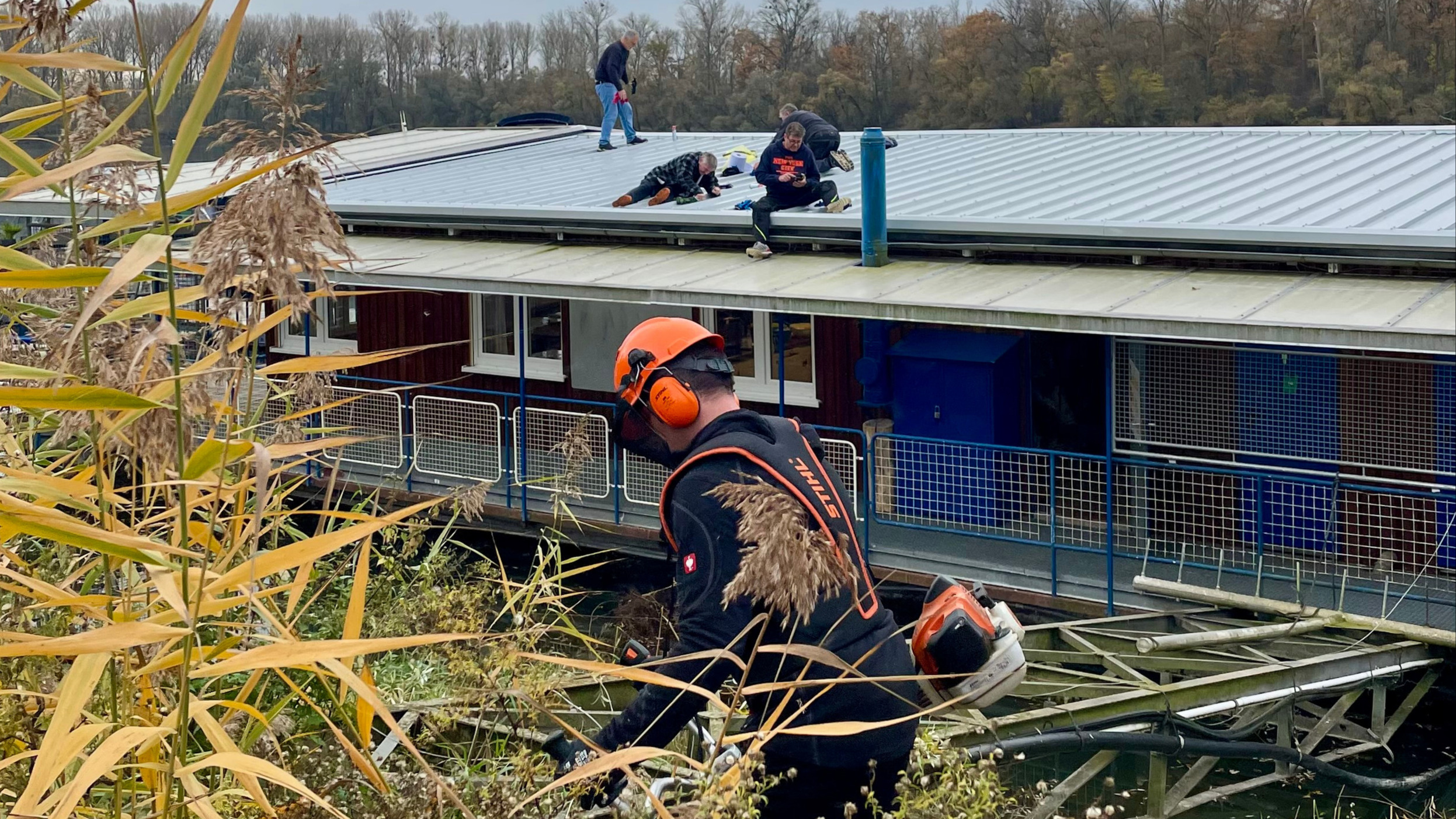 Das Gelände wird mit einem Freischneider wieder sauber gemacht.
