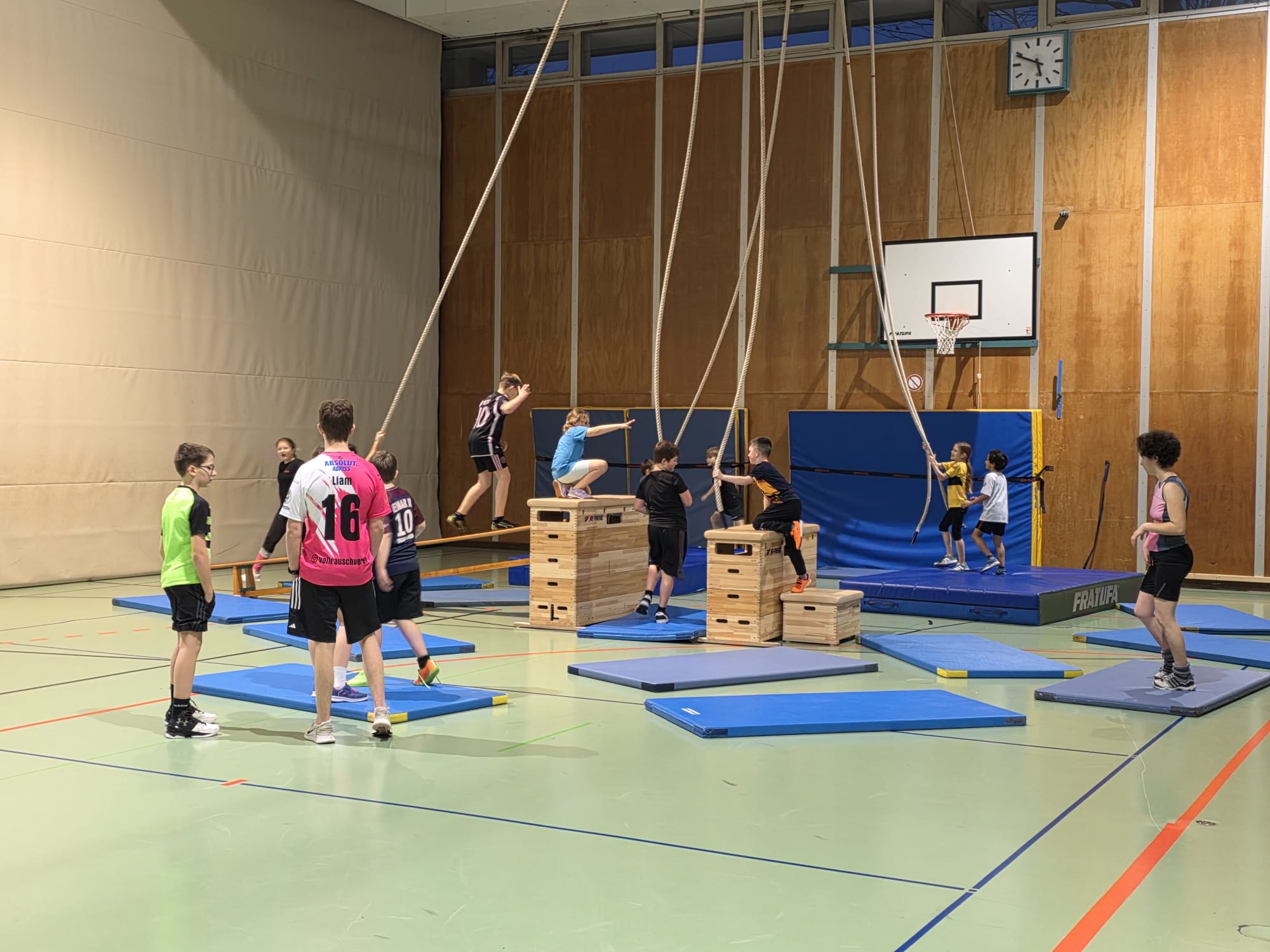 Jungendliche beim Sport in der Halle