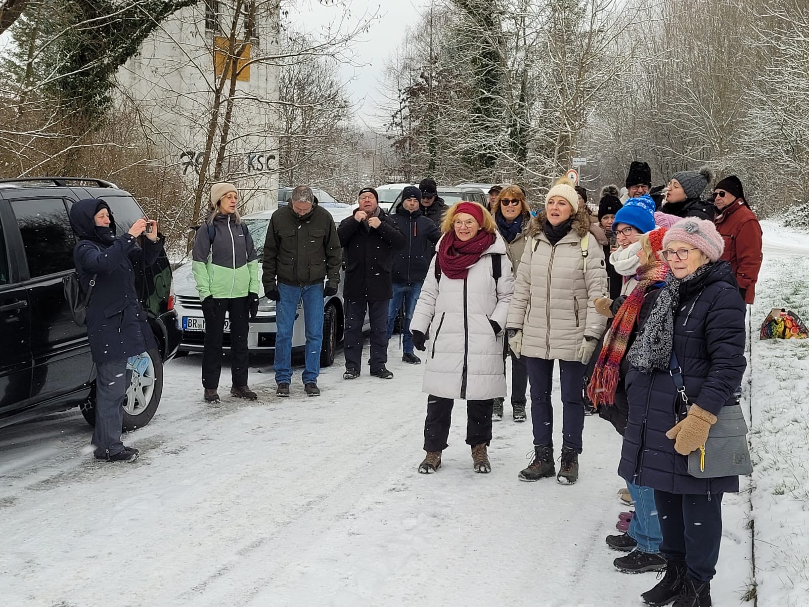 Menschen bei der Dreikönigswanderung in winterlicher Umgebung.