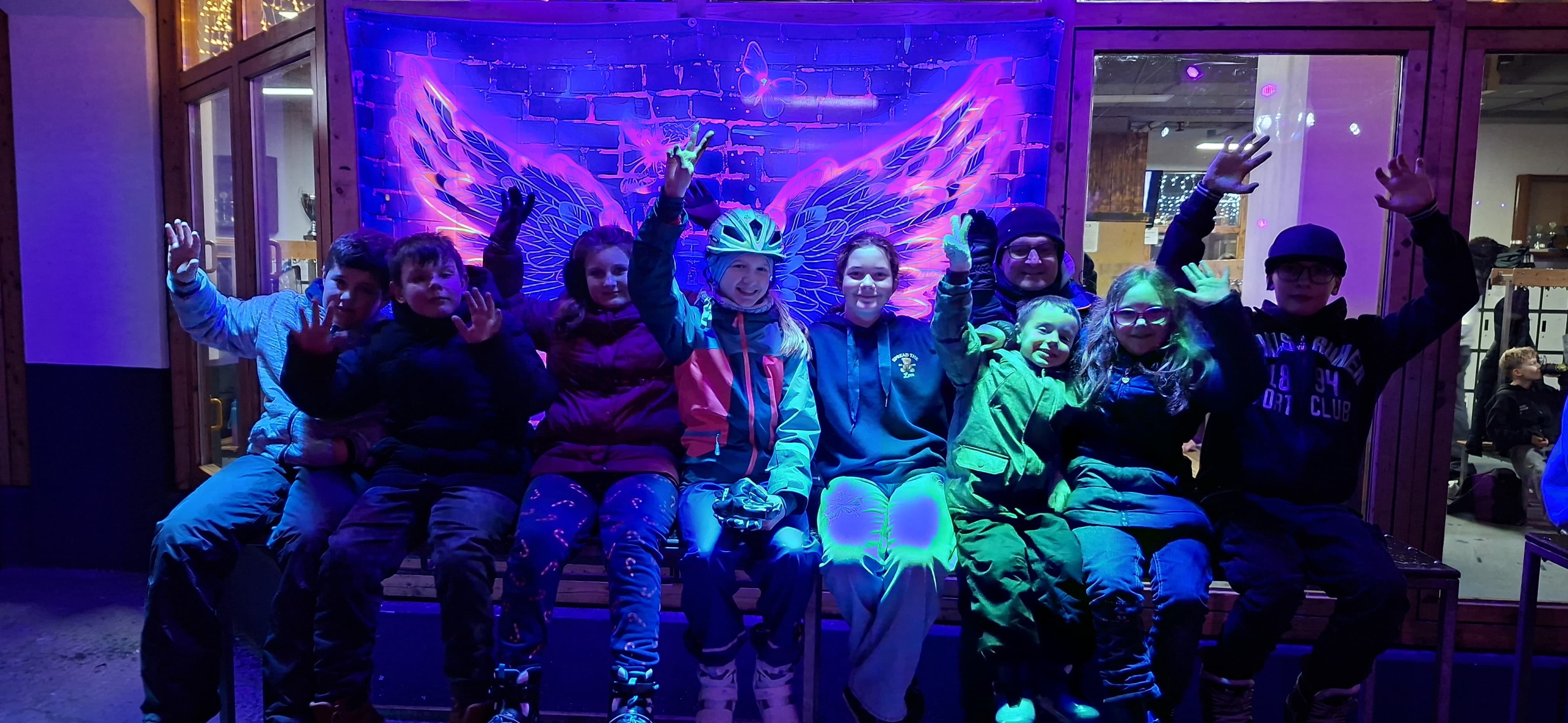 Glückliche Jugendliche nach dem Schlittschuhlaufen